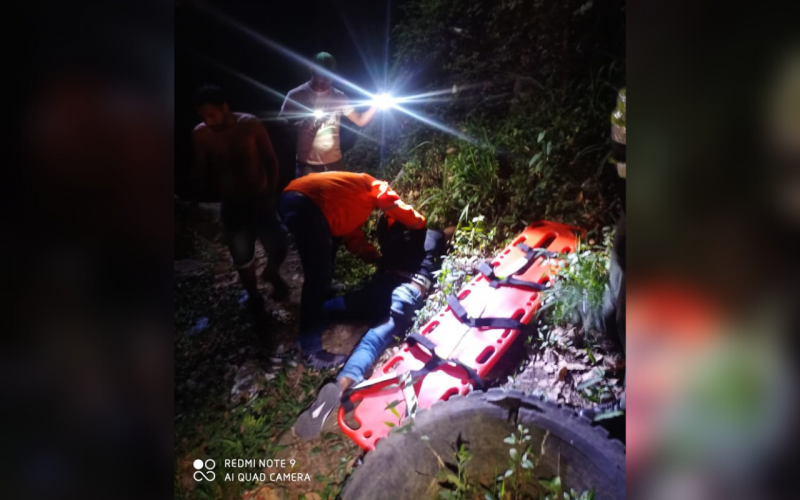 Rescatan a motorizado que cayó en una quebrada