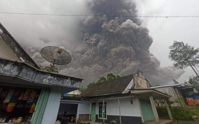 Emergencia en Indonesia por erupción de volcán