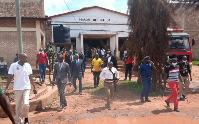 Más de 38 muertos por incendio en cárcel de África