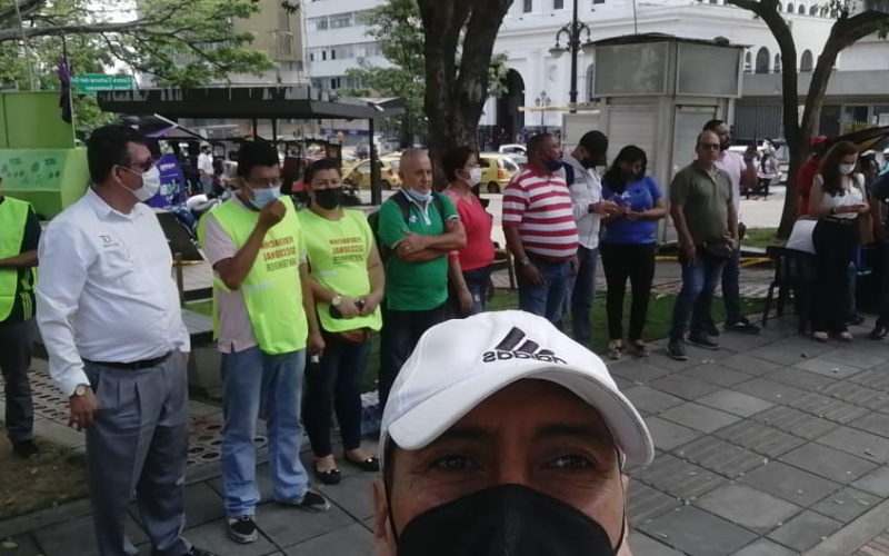 Empleados protestan frente al Club Comercio