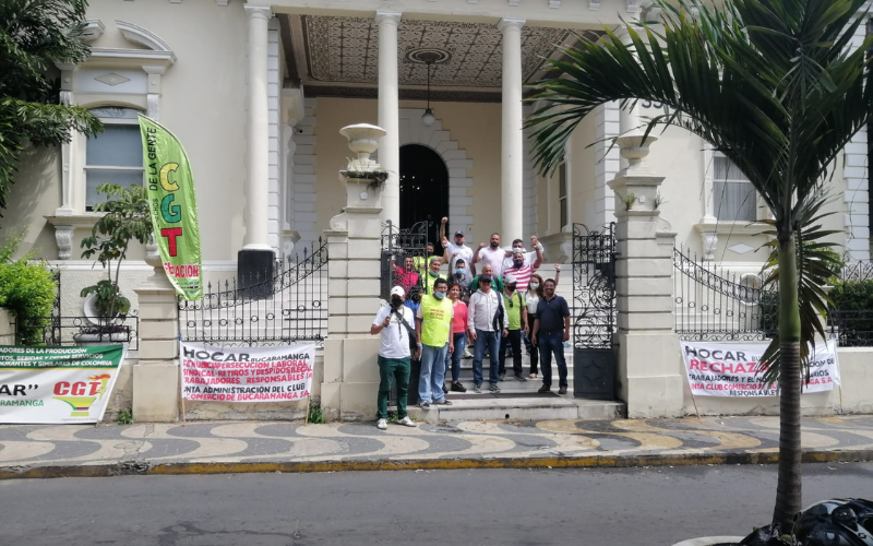 Empleados protestan frente al Club Comercio