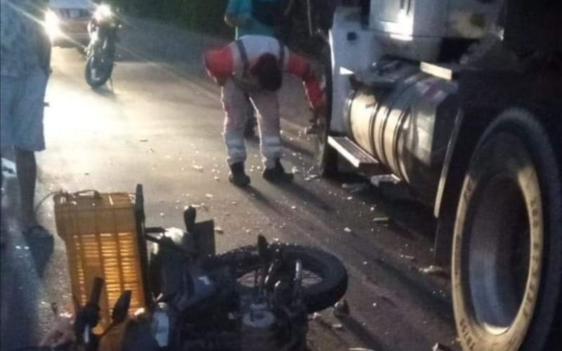 Motorizado herido por accidente con tractomula