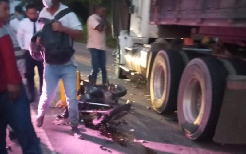 Motorizado herido por accidente con tractomula