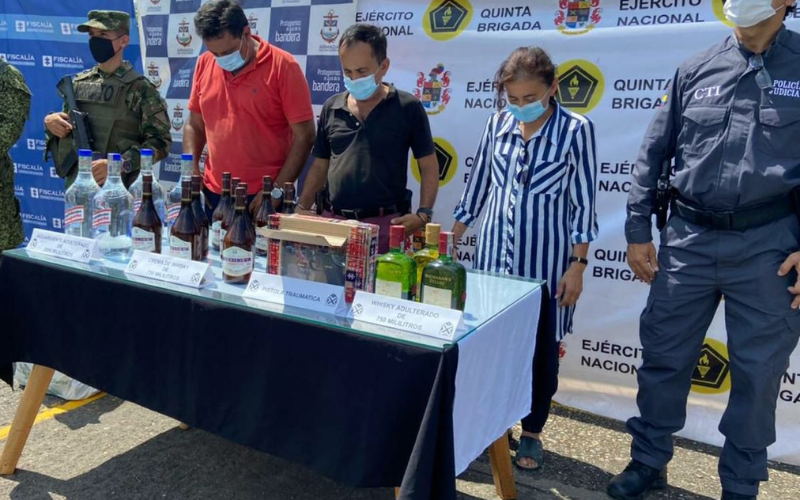 ¡Les allanaron la fábrica de licor adulterado!