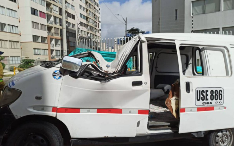 Poste le cayó encima a conductor en Barranquilla