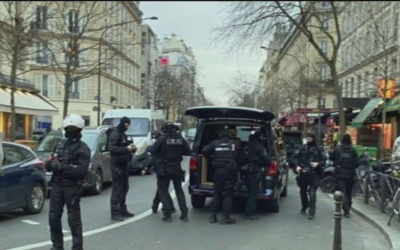 Secuestrador tiene a dos mujeres en una tienda de París