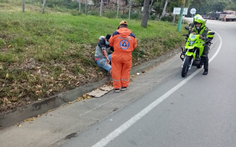 ¡Socorro! ¡La llanta se le estalló!