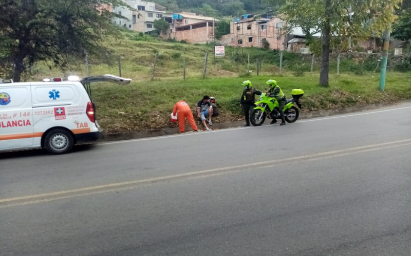 ¡Socorro! ¡La llanta se le estalló!