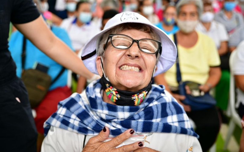 Navidad llegó con ayudas visuales y dentales para los abuelitos