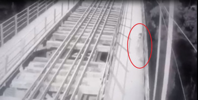 En Video: Niño murió al caer de un puente