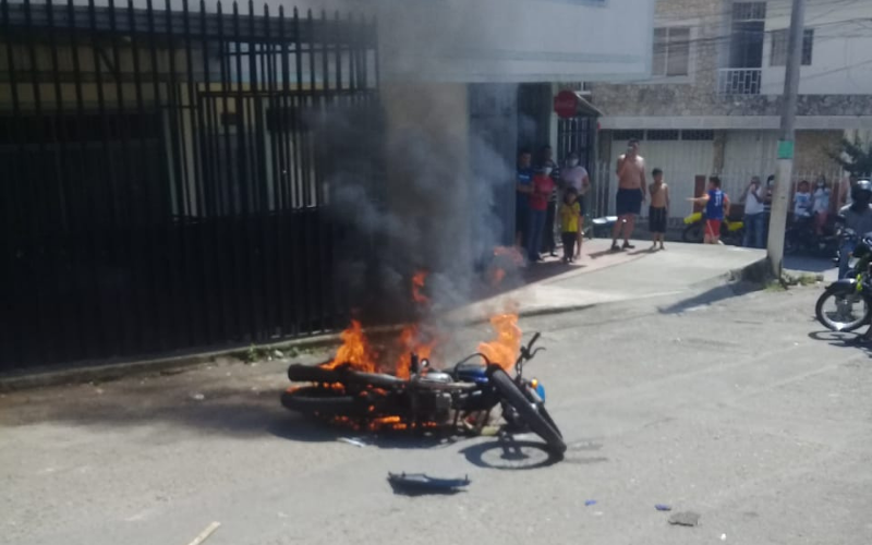 Video| Queman moto de presunto ladrón en La Cumbre