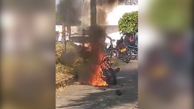 En Miraflores le echaron candela a moto de ladrones