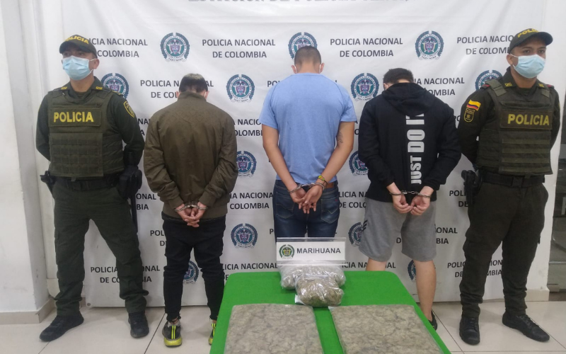 Les incautaron tres libras y media de marihuana