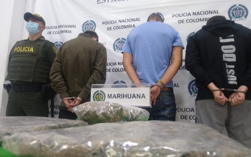 Les incautaron tres libras y media de marihuana