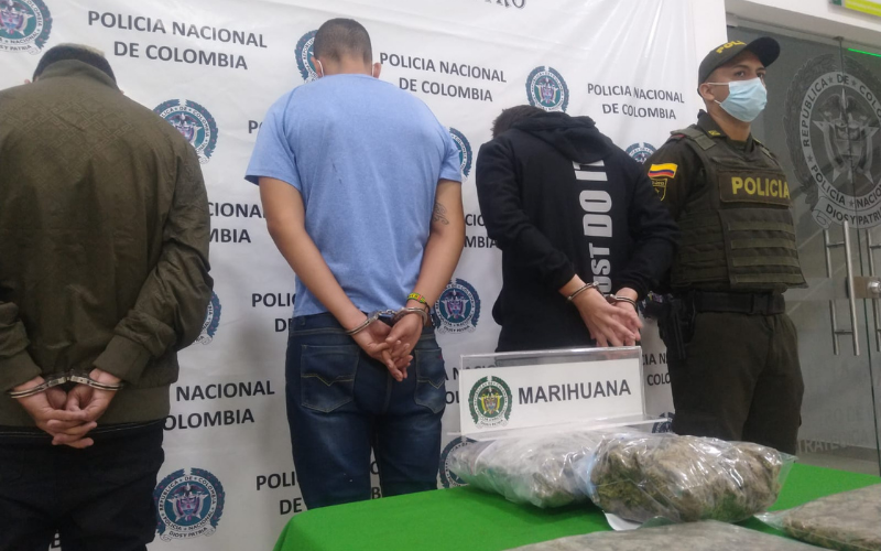 Les incautaron tres libras y media de marihuana