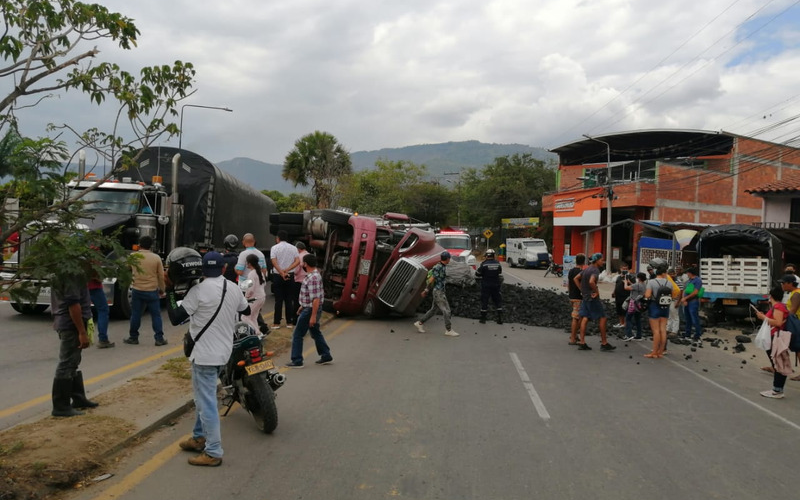 Volcamiento de ‘mula’ bloquea vía San Gil – El Socorro