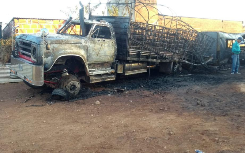 Incendio consumió 9 vehículos y afectó un hotel en Aguachica