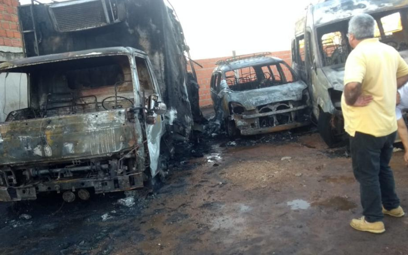 Incendio consumió 9 vehículos y afectó un hotel en Aguachica