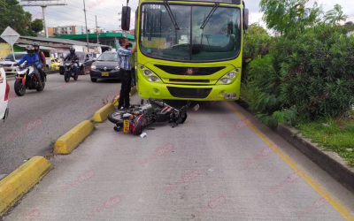 Motorizado accidentado al intentar usar carril exclusivo