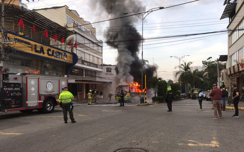 Video: Bus urbano en llamas cerca de la Policlínica