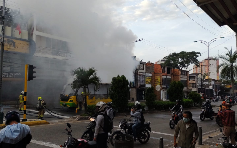 Video: Bus urbano en llamas cerca de la Policlínica