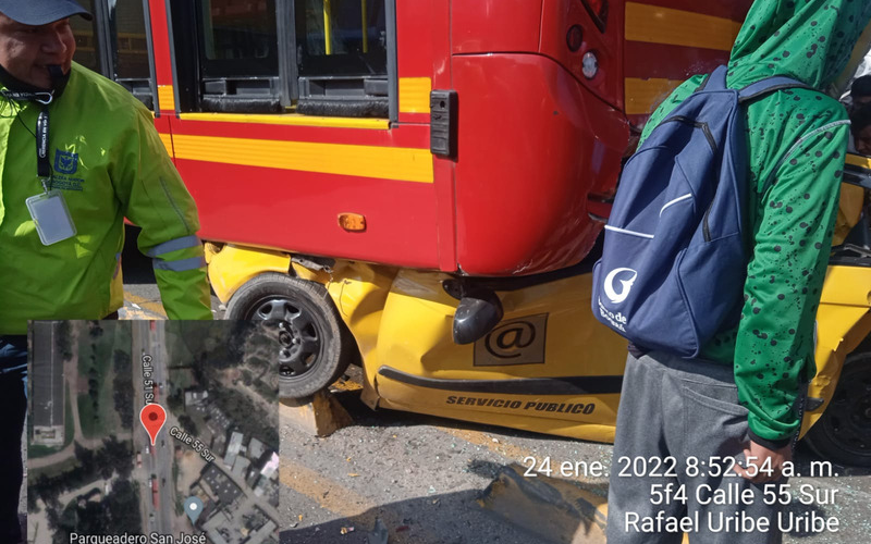 Taxi aplastado en accidente con dos Transmilenios en Bogotá