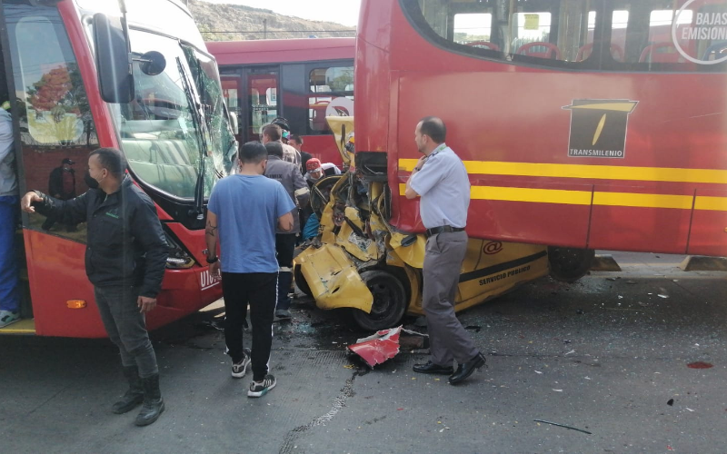 Taxi aplastado en accidente con dos Transmilenios en Bogotá
