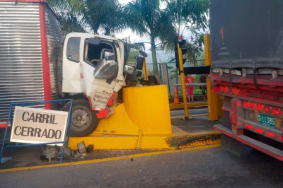 El camión se fue de frente contra el peaje de Oiba en Santander