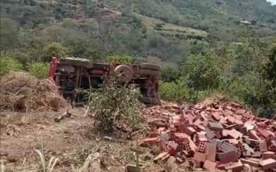 Una falla en los frenos le ‘volqueteó’ el viaje en Curití