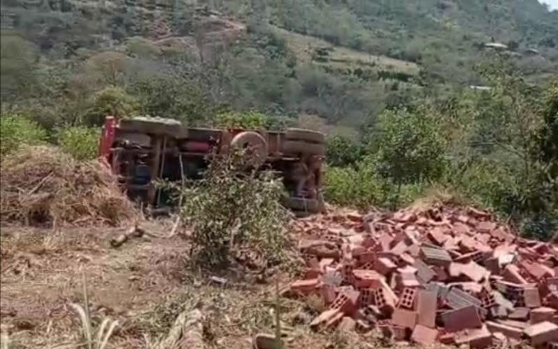 Una falla en los frenos le ‘volqueteó’ el viaje en Curití