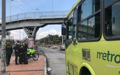 No cruzó por el puente y lo embistió un Metrolínea