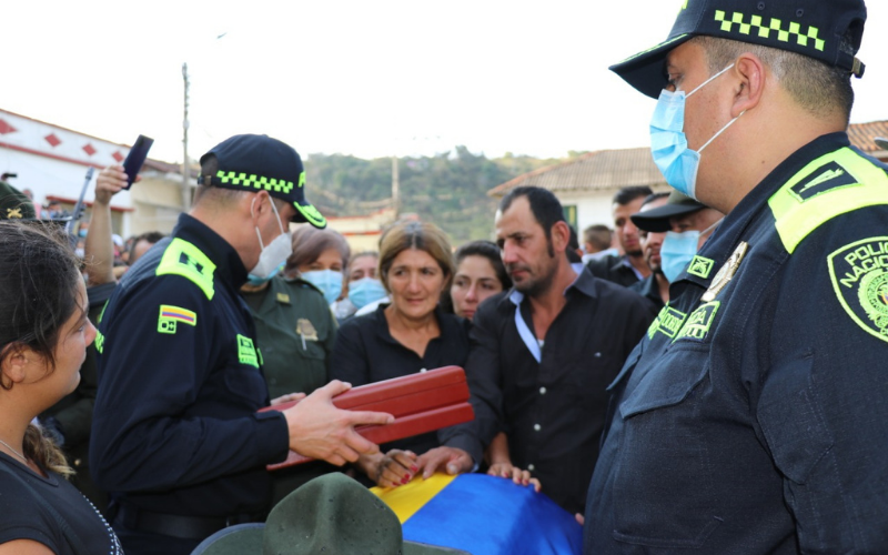 En Güepsa hicieron honras fúnebres de policía asesinado