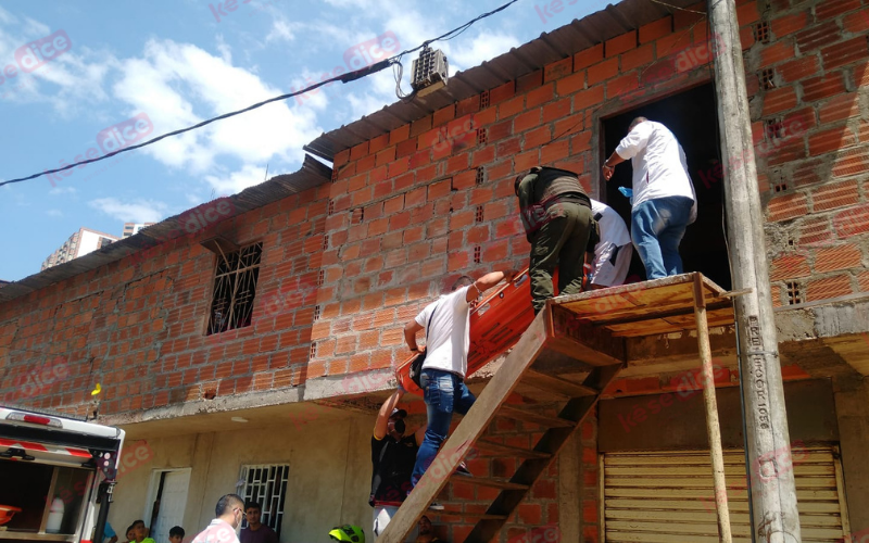 Video | Cayó por un techo y quedó atravesado por unas varillas