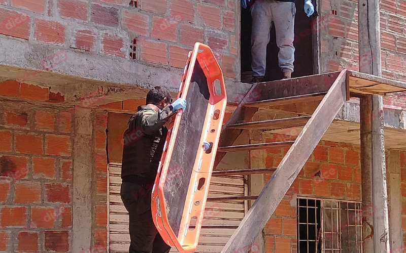 Video | Cayó por un techo y quedó atravesado por unas varillas