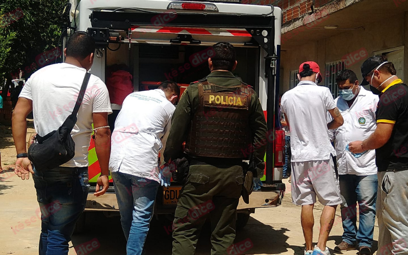 Video | Cayó por un techo y quedó atravesado por unas varillas