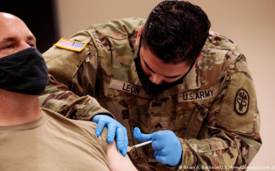 En EE.UU. darán de baja a soldados no vacunados