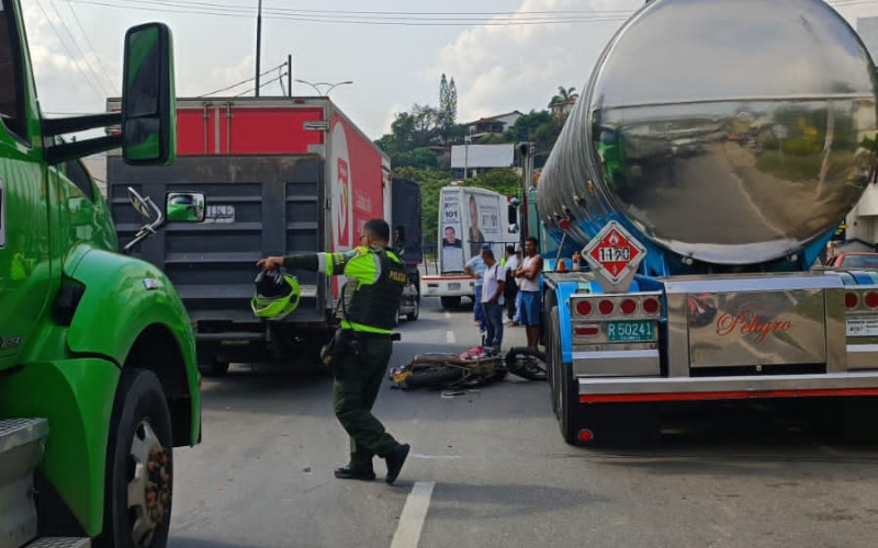 Fuerte accidente de motorizado con tractocamión en Girón