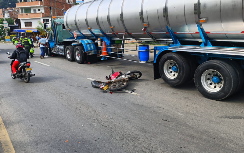 Fuerte accidente de motorizado con tractocamión en Girón