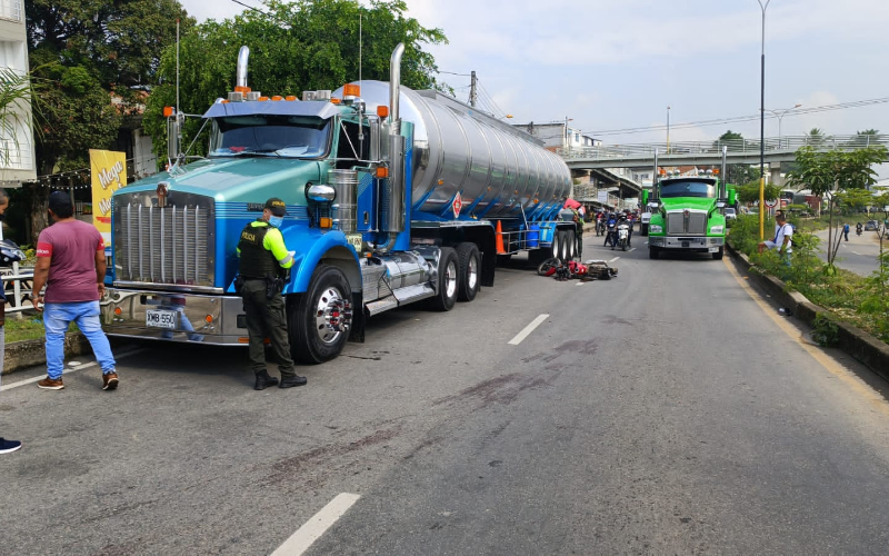 Fuerte accidente de motorizado con tractocamión en Girón