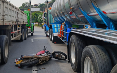 Fuerte accidente de motorizado con tractocamión en Girón