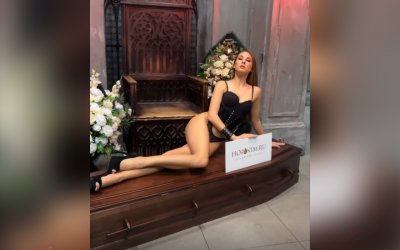 Video: Funeraria se promociona con modelos en lencería