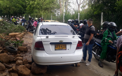 Trancados por deslizamiento en sector Regadero