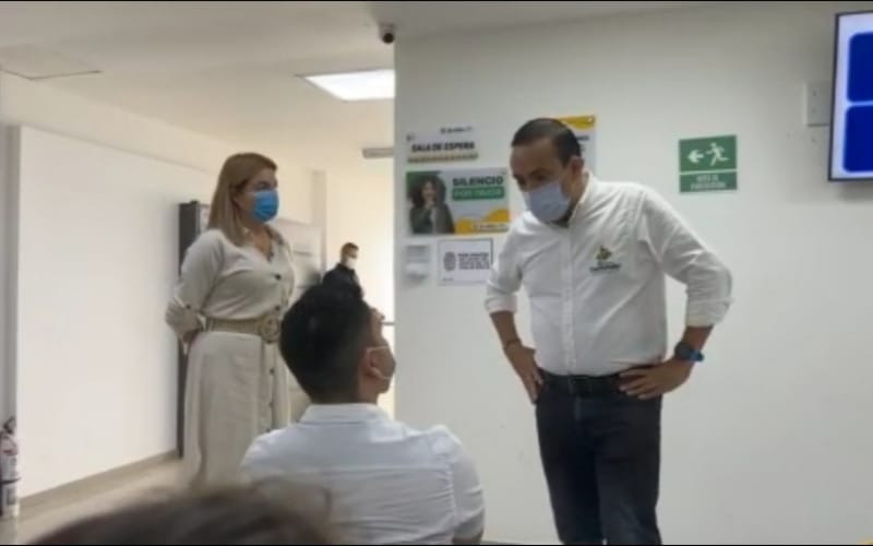 Video: Polémica tras visita del Gobernador a Of. de Pasaporte