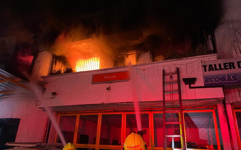 Incendio afectó oficinas de estación de servicio en La Isla