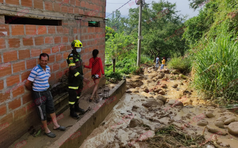 ¡Pasos bloqueados y viviendas destruidas por las lluvias!