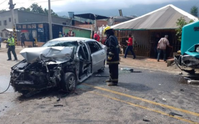 Impresionante choque de carro y ‘mula’ en Piedecuesta