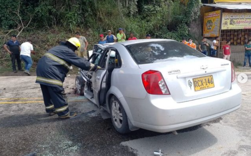 Impresionante choque de carro y ‘mula’ en Piedecuesta