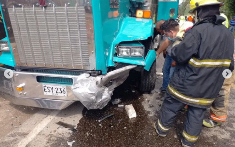 Impresionante choque de carro y ‘mula’ en Piedecuesta