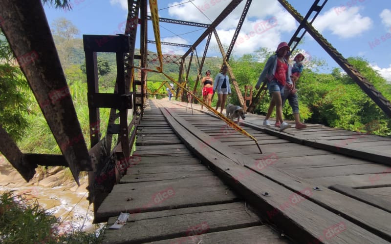 En Río de Oro el puente está quebrado