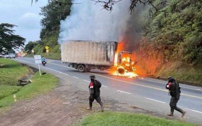 Incineran vehículos en vía Panamericana del Cauca